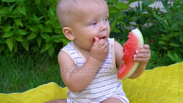 Pequeno bebê está sentado em um véu amarelo — Vídeo de Stock