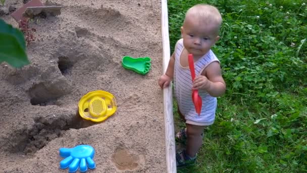 Dítě hraje na pískovišti — Stock video