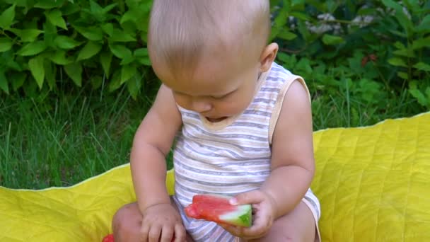 Baby sitzt auf einem gelben Schleier — Stockvideo