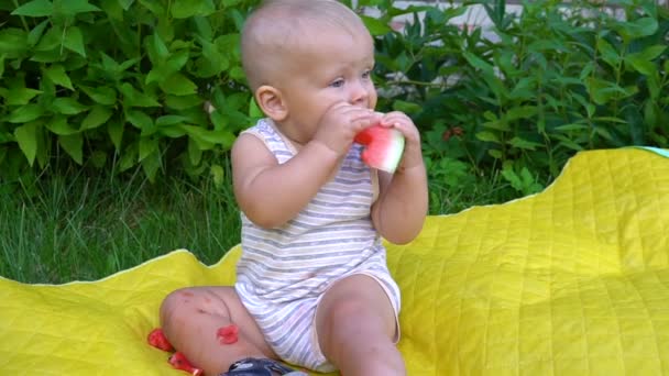 Babyjongen zit op een gele sluier — Stockvideo
