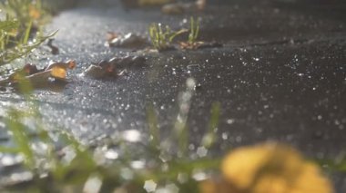 Yavaş çekimde bir betonarme döşeme kırmızı zar düşüyor