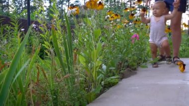 çocuk onun ile yürüyor hd anne