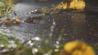 Yavaş çekimde bir betonarme döşeme kırmızı zar düşüyor