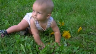 güzel çocuk çimlere tarar