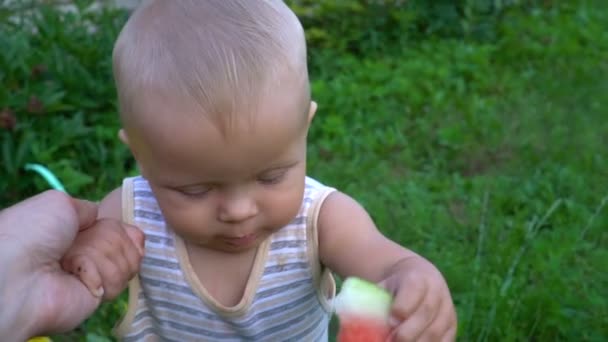 El niño está comiendo una sandía — Vídeos de Stock