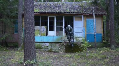 elinde bir balta ile deli stalker manyak Gaz Maskeli saldırılar