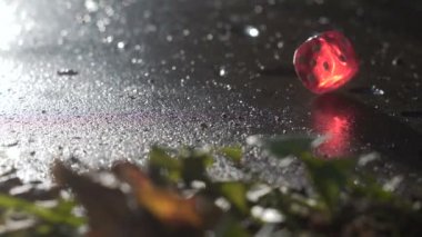 Kırmızı zar içinde yavaş bir betonarme döşeme üzerinde haddeleme hd hareket