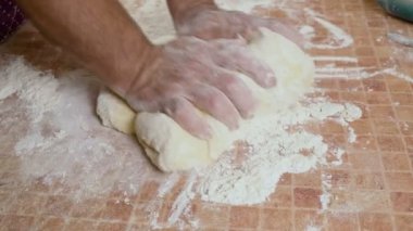 Ellerini masanın üzerine ile hamur kneads hd