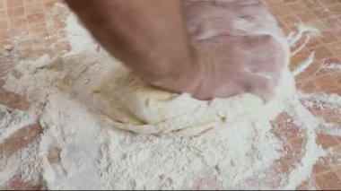 Ellerini masanın üzerine ile hamur kneads