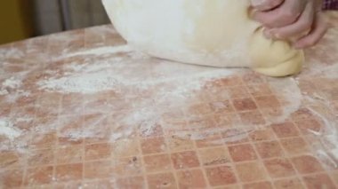 sert bir hamur kneads