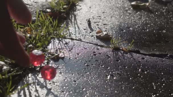 Les dés rouges tombent sur une dalle de béton au ralenti — Video