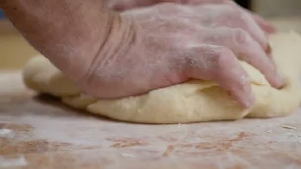 Amassar a massa de farinha hd — Vídeo de Stock