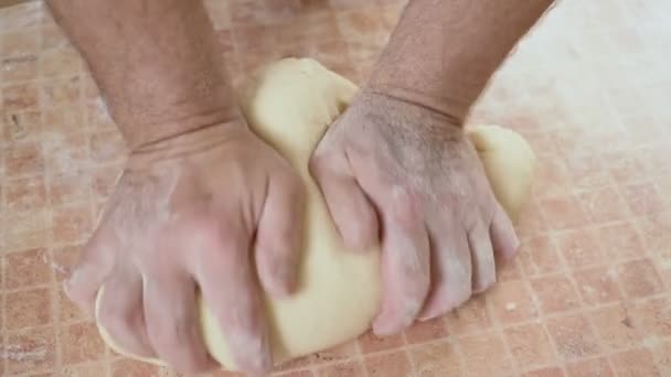 Ściska ciasto własnymi rękami hd — Wideo stockowe