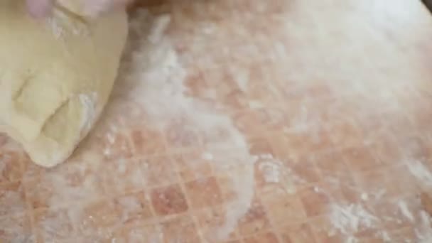 Выжимает тесто своими руками — стоковое видео