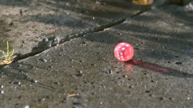 Yavaş çekimde bir betonarme döşeme kırmızı zar düşüyor