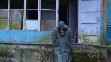 deli stalker manyak girişinde bir balta ile koruyan bir gaz maskesi.