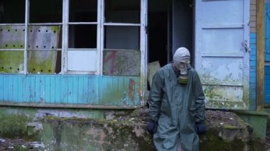 deli stalker manyak girişinde bir balta ile koruyan bir gaz maskesi.