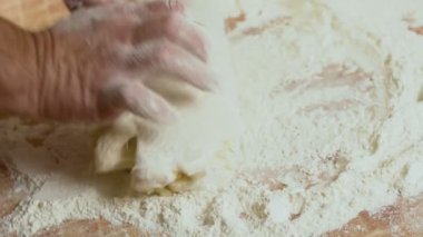 elleri ile hamur kneads