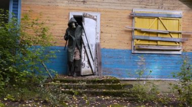 Gaz Maskeli bir adam harap bir binadan geliyor