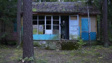 elinde bir balta ile deli stalker manyak Gaz Maskeli saldırılar