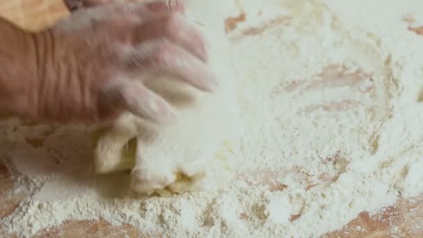 Impasta l'impasto con le mani — Video Stock