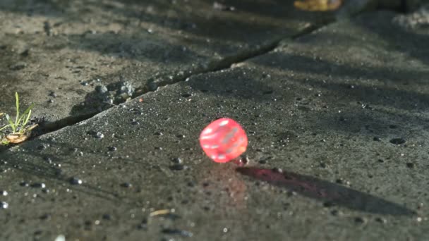 Dados rojos rodando en una losa de hormigón en cámara lenta — Vídeo de stock