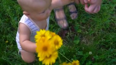 Çocuk çiçeklerle yürüyor