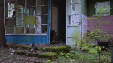 Dekontaminasyon takım elbise giymiş bir gaz maskesi ile girmeyi adam bina mahvetti,