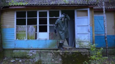 deli stalker manyak girişinde bir balta ile koruyan bir gaz maskesi