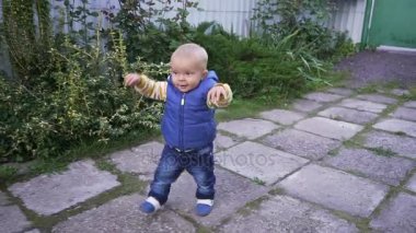 Çocuk yeleği yolda gidiyor