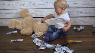 Çocuk oturur bir oyuncak ayı ile para ile mayınları katta hd ayı