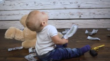 Bebek üzerinde para dökülen