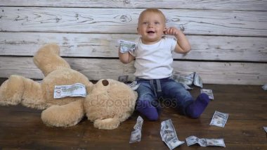 para ve oyuncak ayı ile çocuk