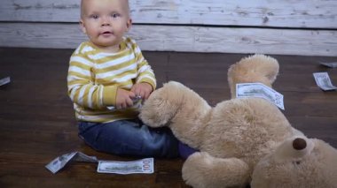 çocuk oyuncakları ile katta oynuyor