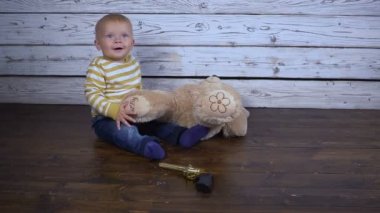 çocuk oyuncakları ile katta oynuyor hd