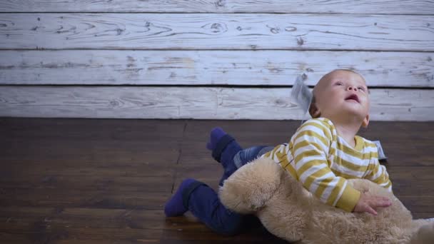 Bambino sta giocando sul pavimento — Video Stock