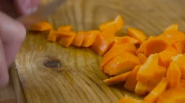 kesim havuç bir kesim üzerinde ince yavaş hareket kurulu