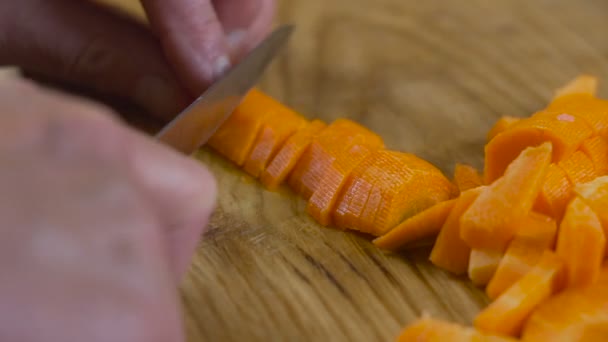 Режет морковь на разделочной доске тонко hd — стоковое видео