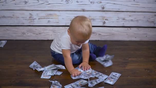 Ребенок с деньгами — стоковое видео