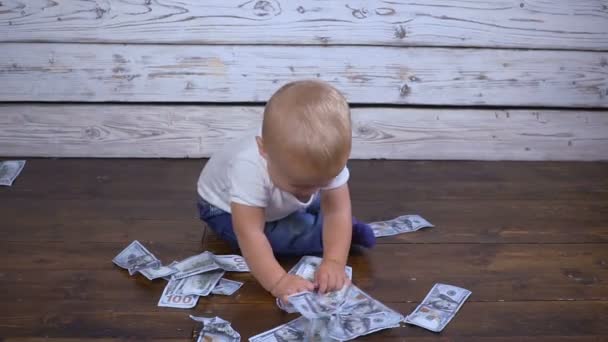 Μωρό με χρήματα στο πάτωμα — Αρχείο Βίντεο