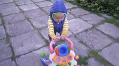 çocuk dışarıda yürüyor bir oyuncakla hd