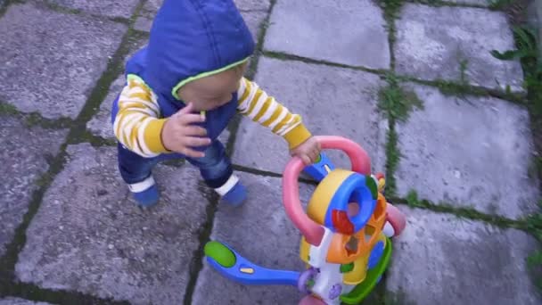 Kind buiten wandelingen — Stockvideo