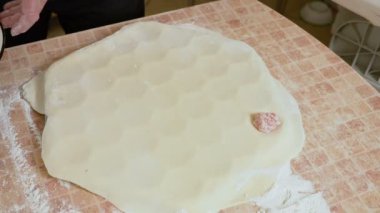 dolma içi hamur koyar