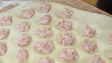 bir kaşık ile doldurma koyar