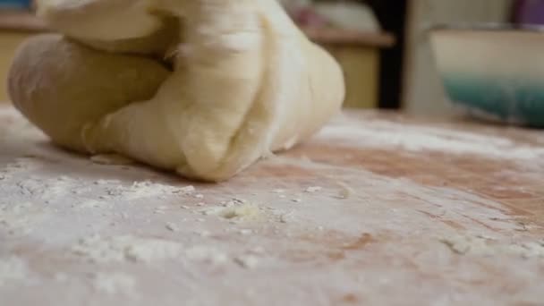 Тесто в муке — стоковое видео