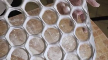 Her iki taraftan bir un hamur tatlısı kalıp sprinkles