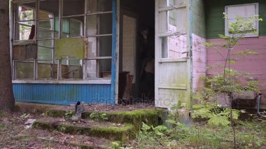 elinde bir balta ile deli stalker manyak bir gaz maskesi ile saldırılar