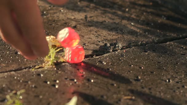 Röd tärningarna faller på en betongplatta i slow motion — Stockvideo