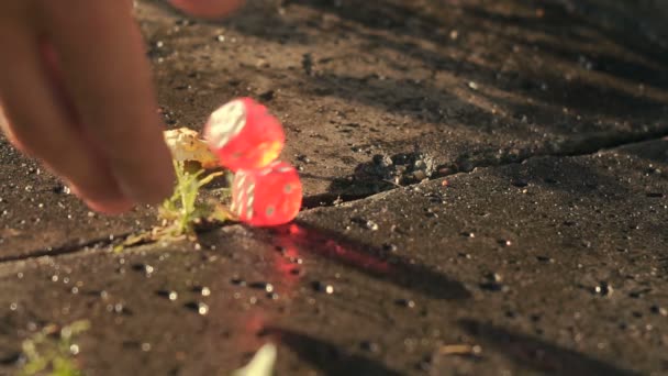 Les dés rouges tombent sur une dalle de béton au ralenti — Video