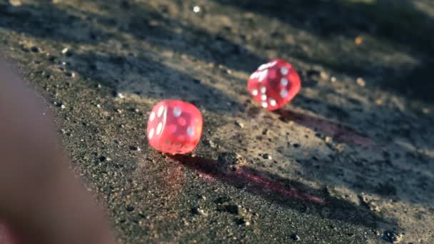 Dados vermelhos rolando em uma laje de concreto em câmera lenta hd — Vídeo de Stock